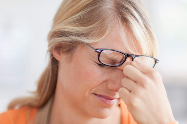 女人在压力下揉眼睛。