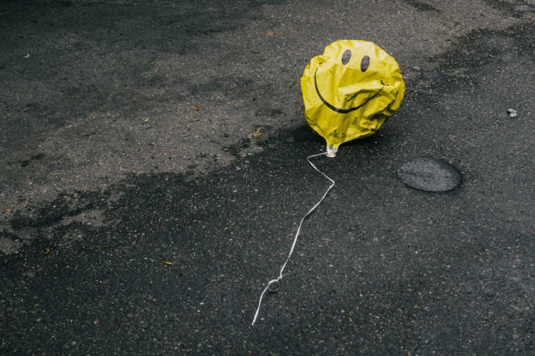 街上有一个泄气的笑脸气球
