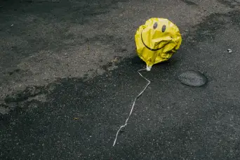 在街上的笑脸脸颊气球