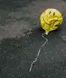 泄气的笑脸气球在街上