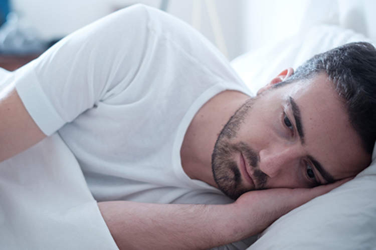 一名男子在试图入睡时感到疼痛。