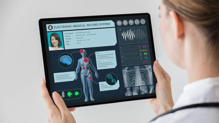 医生拿着平板电脑，上面有病人的电子病历信息。