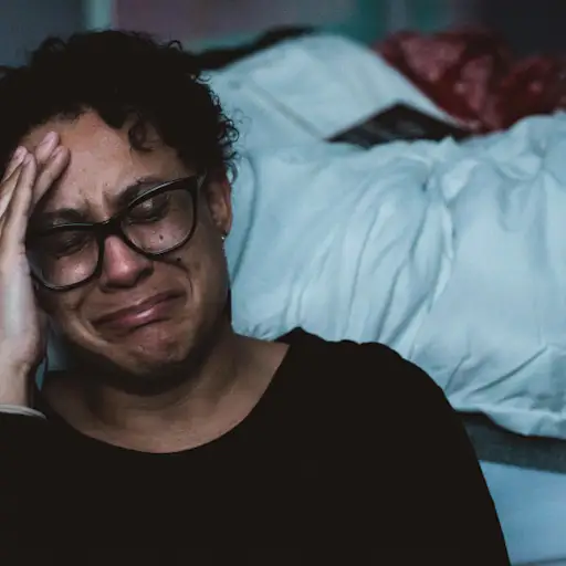 女人在床边哭泣