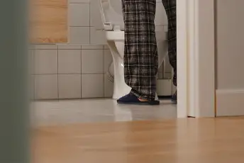 男人在晚上上厕所。