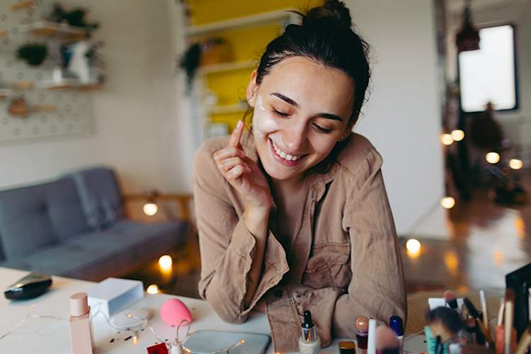 女人把她脸上的基础。