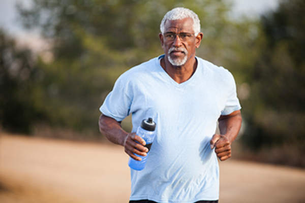 老男人在外面慢跑。