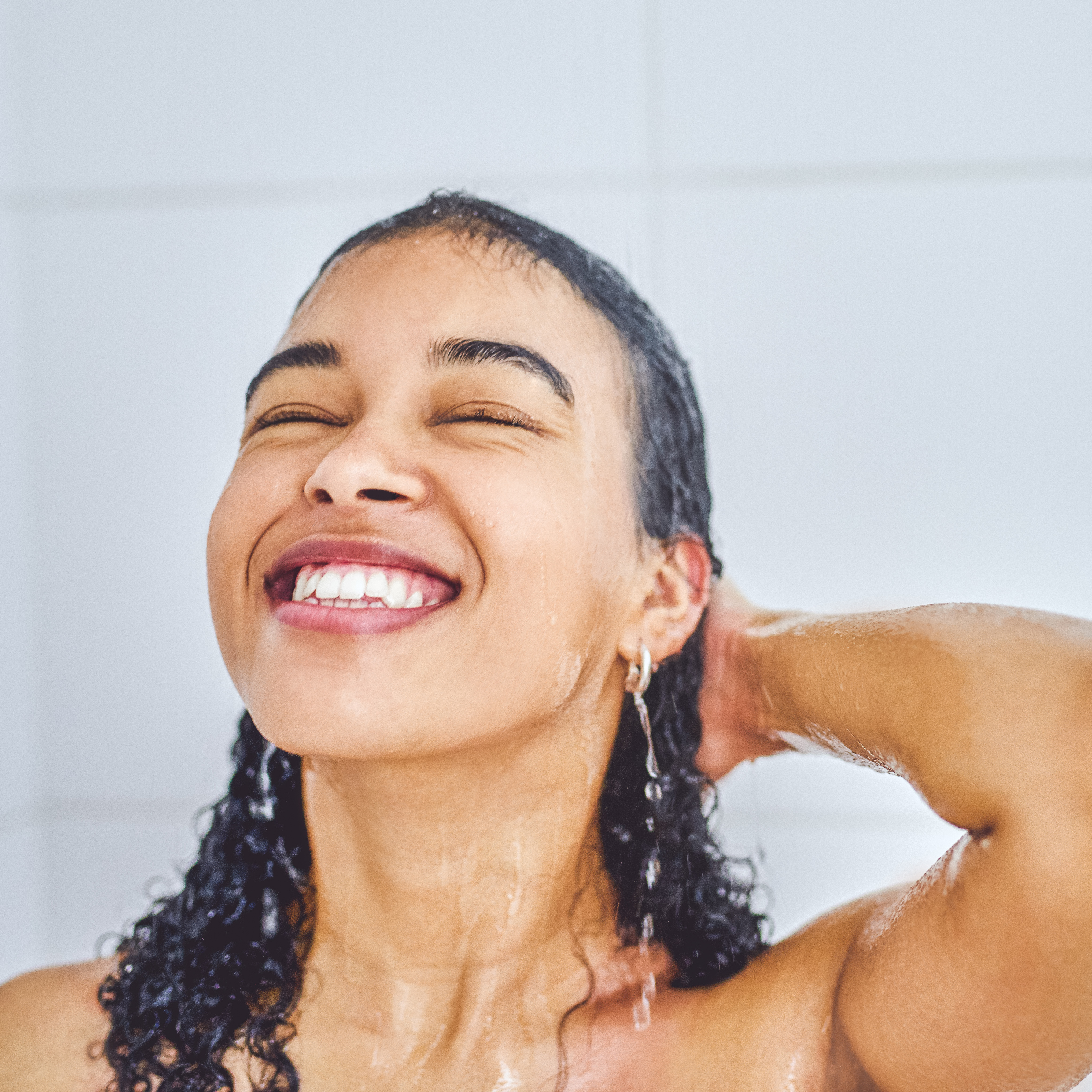 微笑的女人正在洗澡