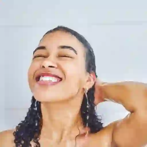 微笑的女人正在洗澡