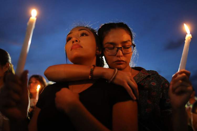 2019年8月7日,德克萨斯州埃尔帕索市发生大规模枪击案,人们在临时纪念馆举行烛光守夜。