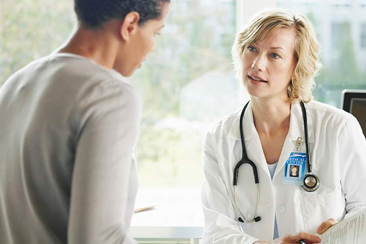 医生解释到患者的黑色素瘤的治疗。