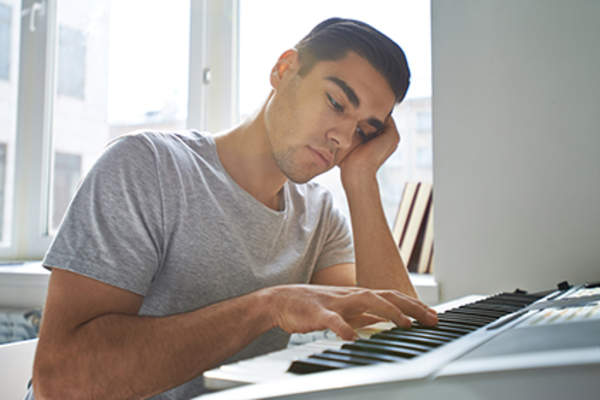 一个在键盘上弹奏音乐的人。