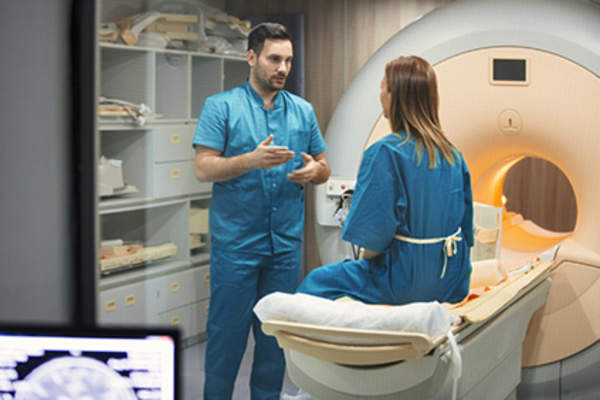 病人正在接受CT扫描。