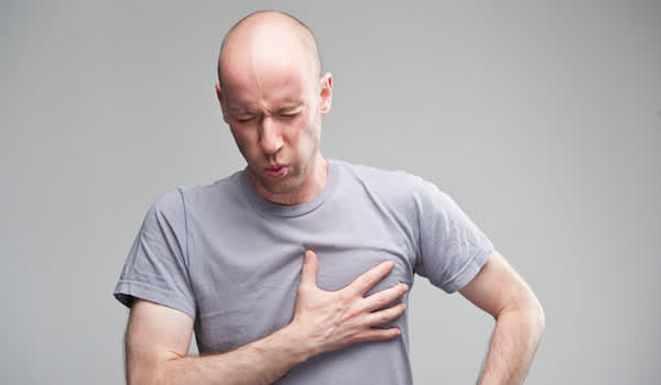 胃酸反流会引起类似于心脏病发作的胸痛。