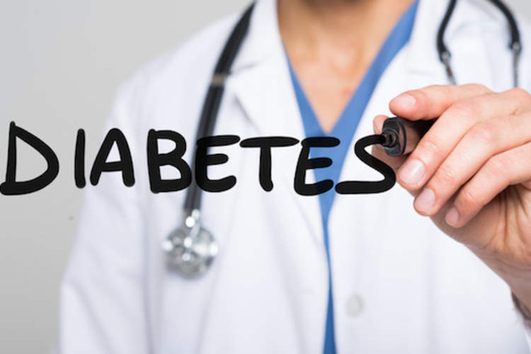 医生解释糖尿病。