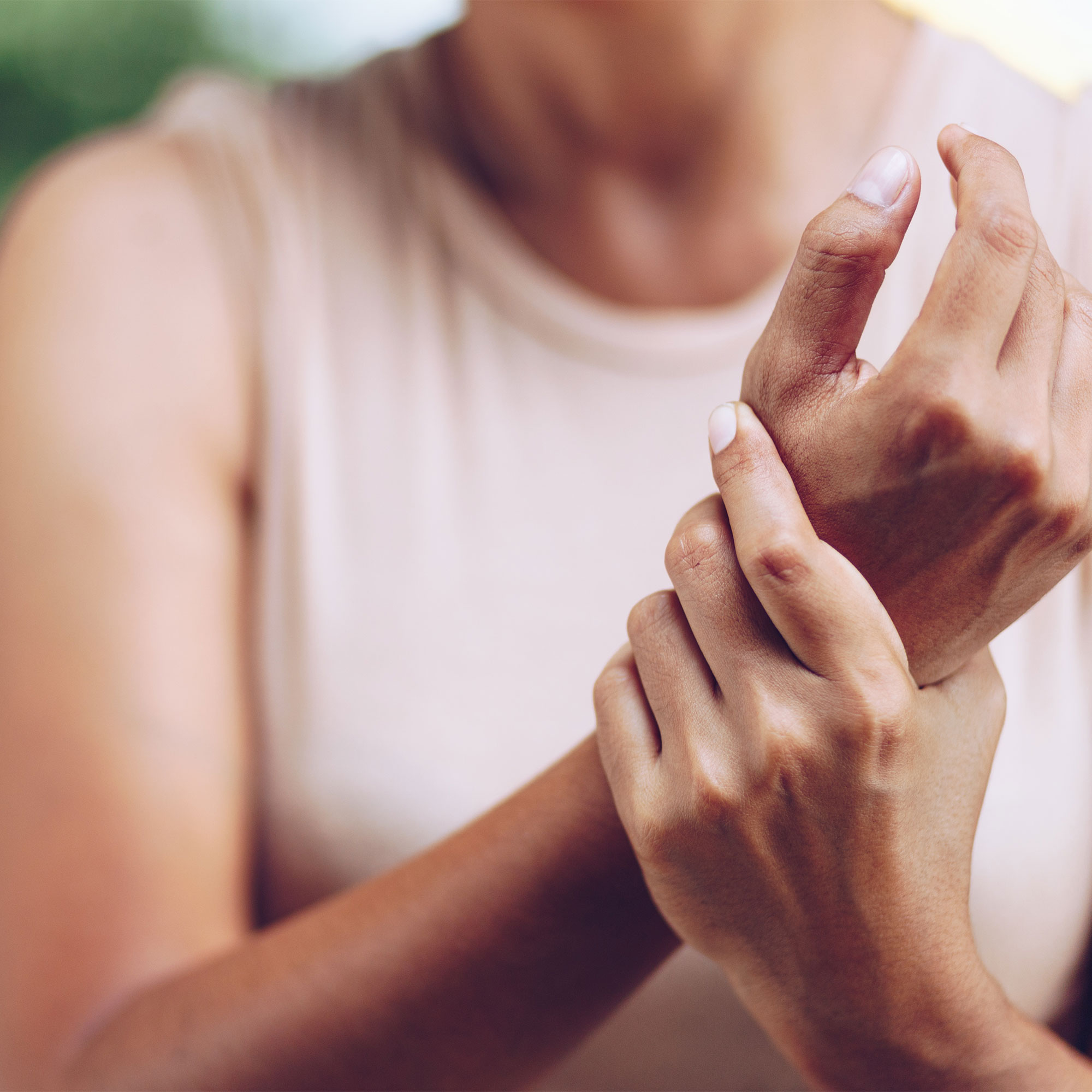 一个女人摸着她的手腕