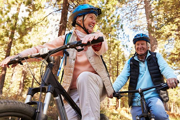 老两口骑着自行车,相视而笑。