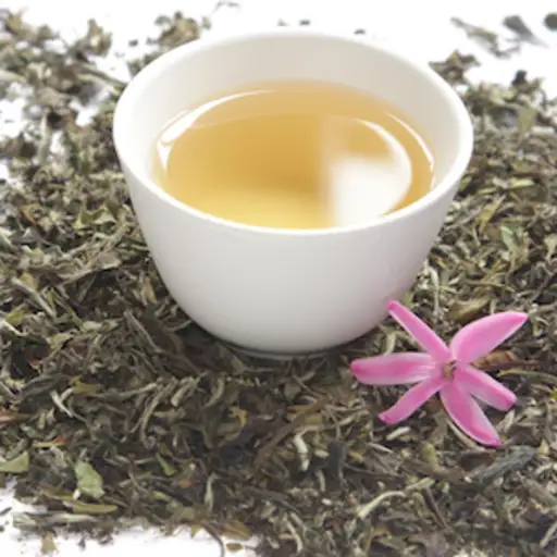 白茶被干茶叶包围着。