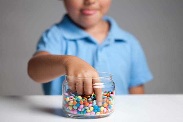 吃糖果的孩子。