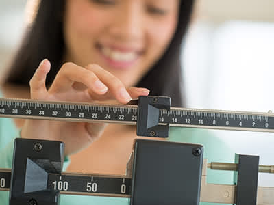 一位甲状腺机能减退的妇女称体重。