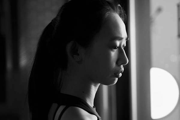 伤心的女人在黑与白