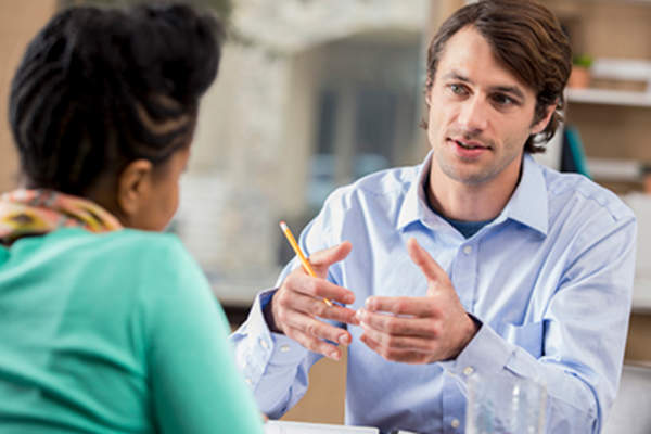 男人向女人咨询。