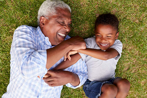 快乐的爷爷玩弄着年幼的孙子。