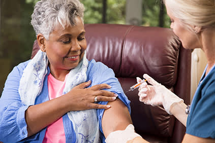 老年妇女接种疫苗。