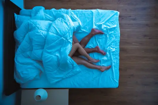 情侣在床上盖被子