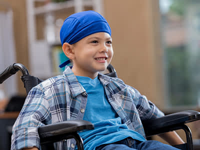 坐在轮椅上微笑的年轻癌症患者。
