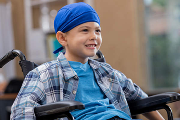 坐在轮椅上微笑的年轻癌症患者。