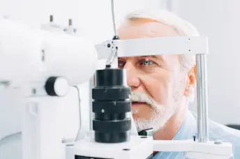 一位老人在做视力检查