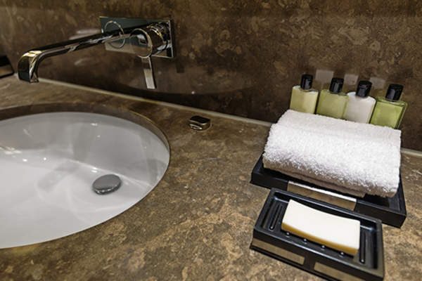 酒店浴室洗手池和洗漱用品。