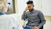疲惫的男人说他的医生。
