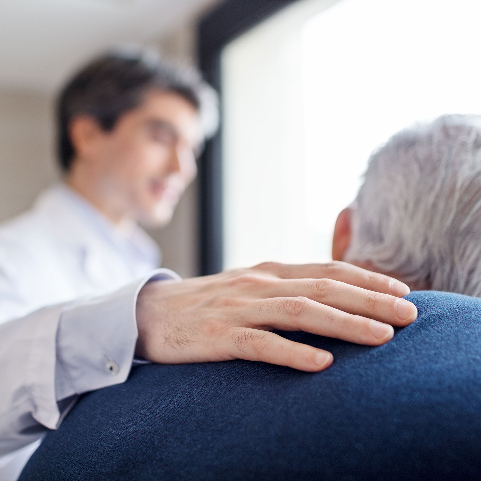 医生拍了拍一个人的背