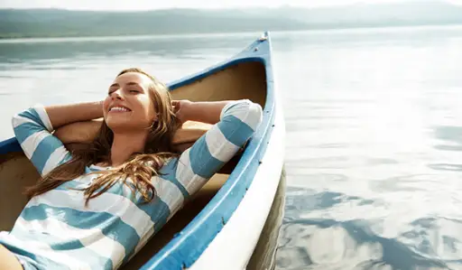 女人放松在独木舟上度假的形象