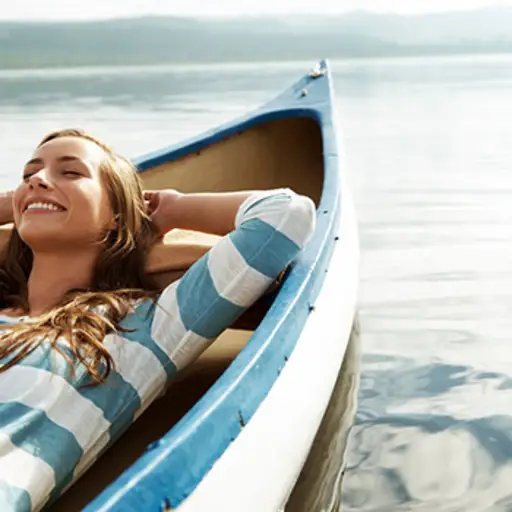 女人放松在独木舟上度假的形象