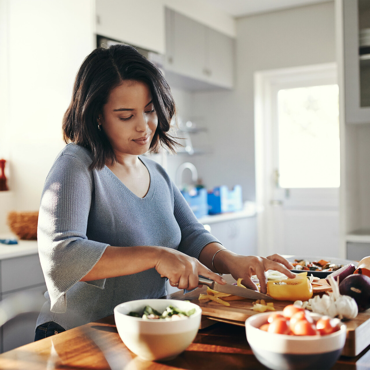 一位妇女正在准备一顿健康的饭菜