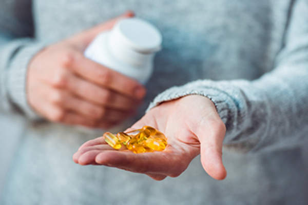 鱼油补充形象。