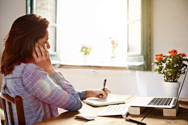 电话里的女人,正在写东西