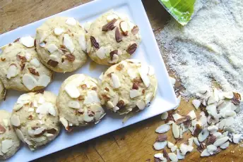 在板材的面筋免费糖曲奇饼用在木桌上溢出的杏仁面粉。