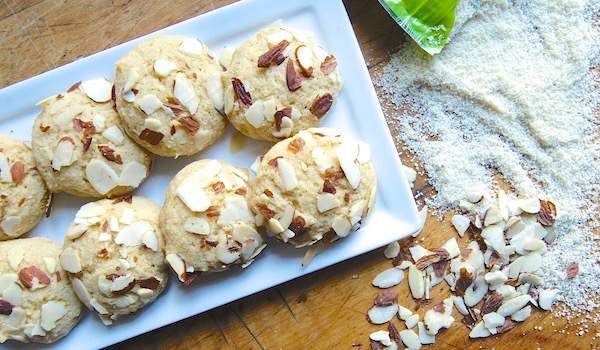 无麸质糖饼干与杏仁面粉洒在木桌子上。