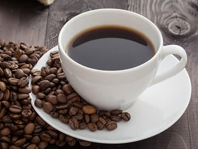 一大杯咖啡和咖啡豆。