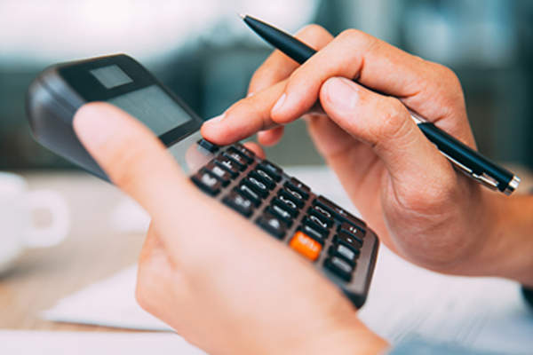 人使用计算器。