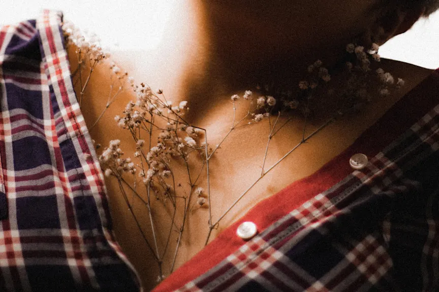 关闭在妇女的胸口的花