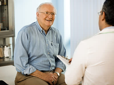 一位老人正在和医生讨论治疗方案。