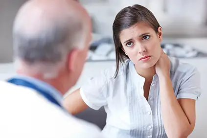 患有风湿性关节炎疼痛的妇女在和她的医生谈话。