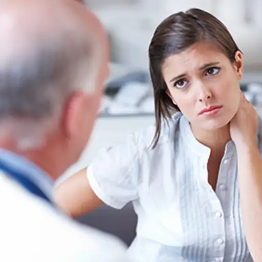 一位患有风湿性关节炎疼痛的妇女正在和她的医生交谈。