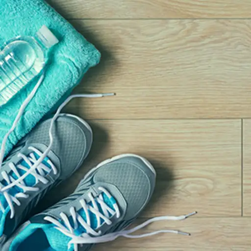 运动鞋，毛巾和地板上的水瓶。