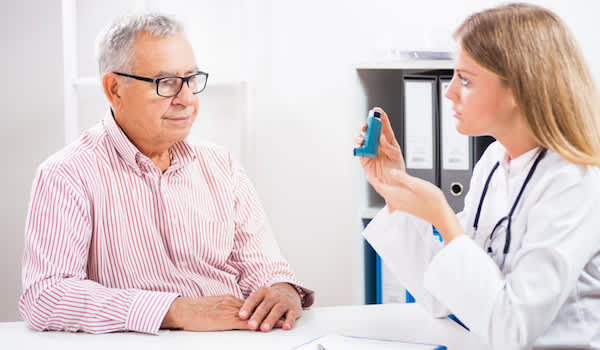 病人和医生谈哮喘