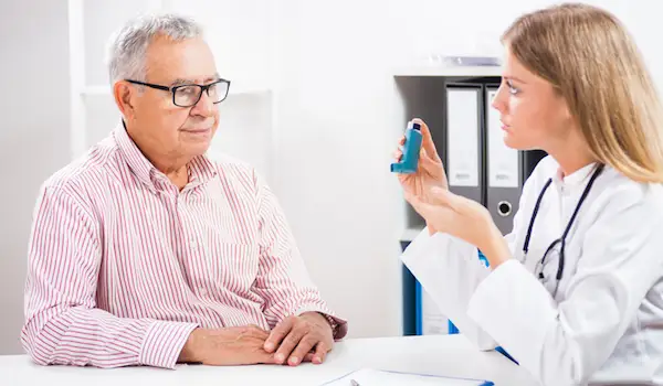 病人与医生谈论哮喘